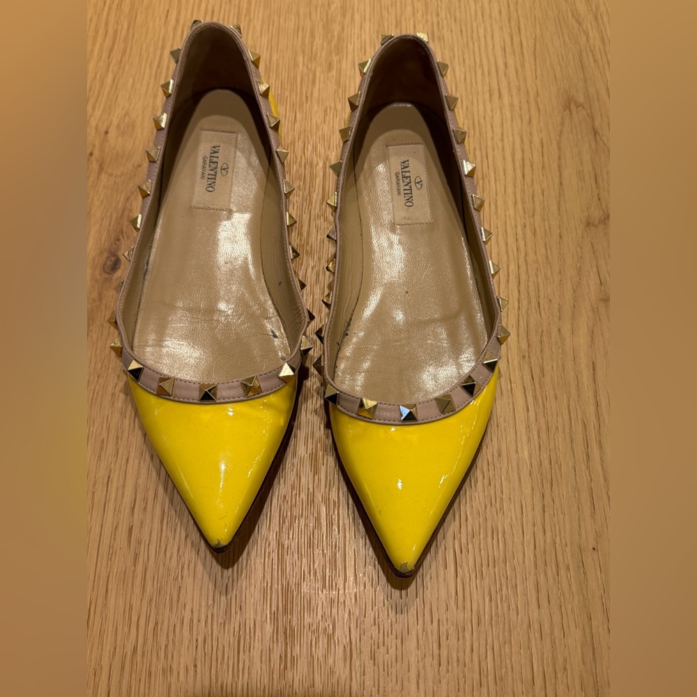 Valentino Garavani Rockstud Patent Leather Flats – Yellow/Nude – Gold Studs